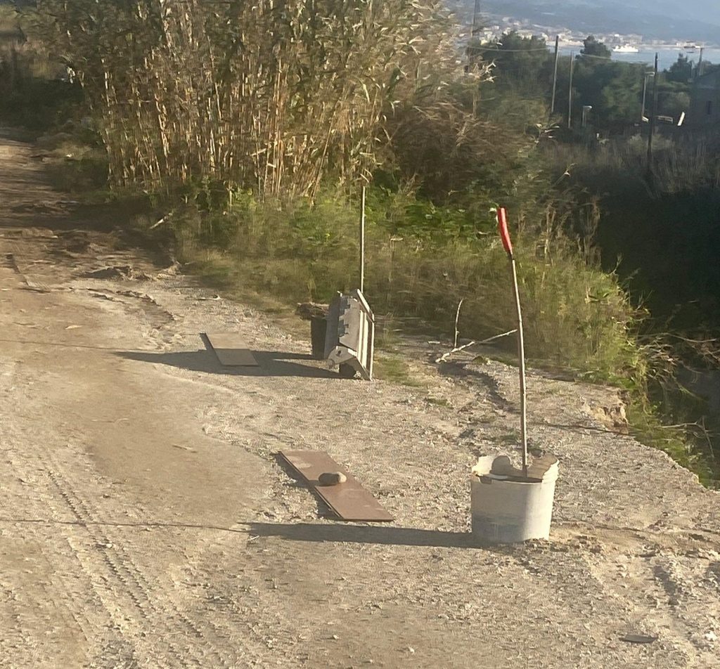 Strada con pericolo frana