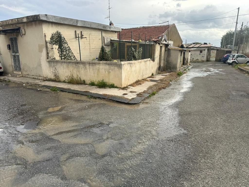 Via Ennio Quinto perdita d'acqua rione Taormina.