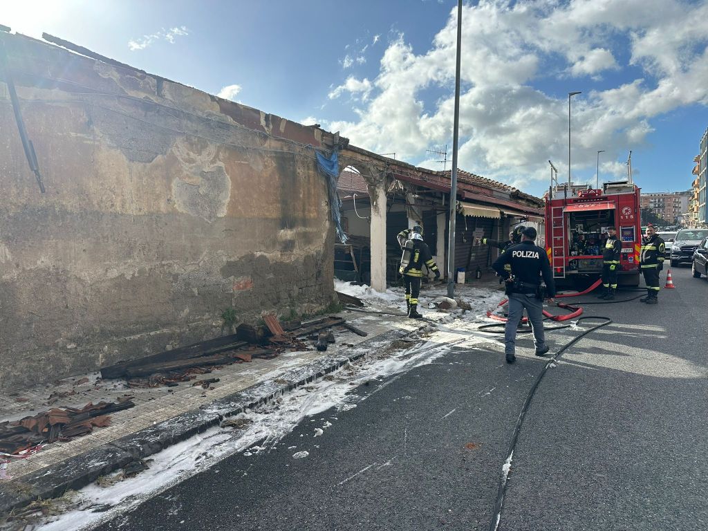 incendio baracca rione taormina