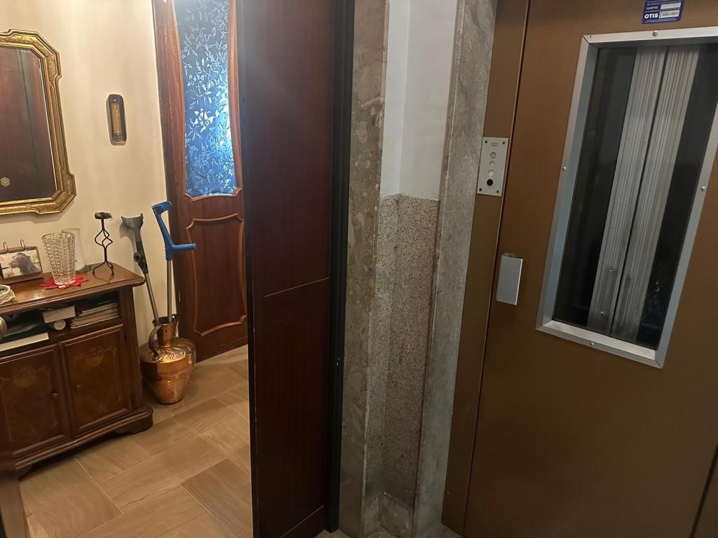 Ascensore rotto al quinto piano