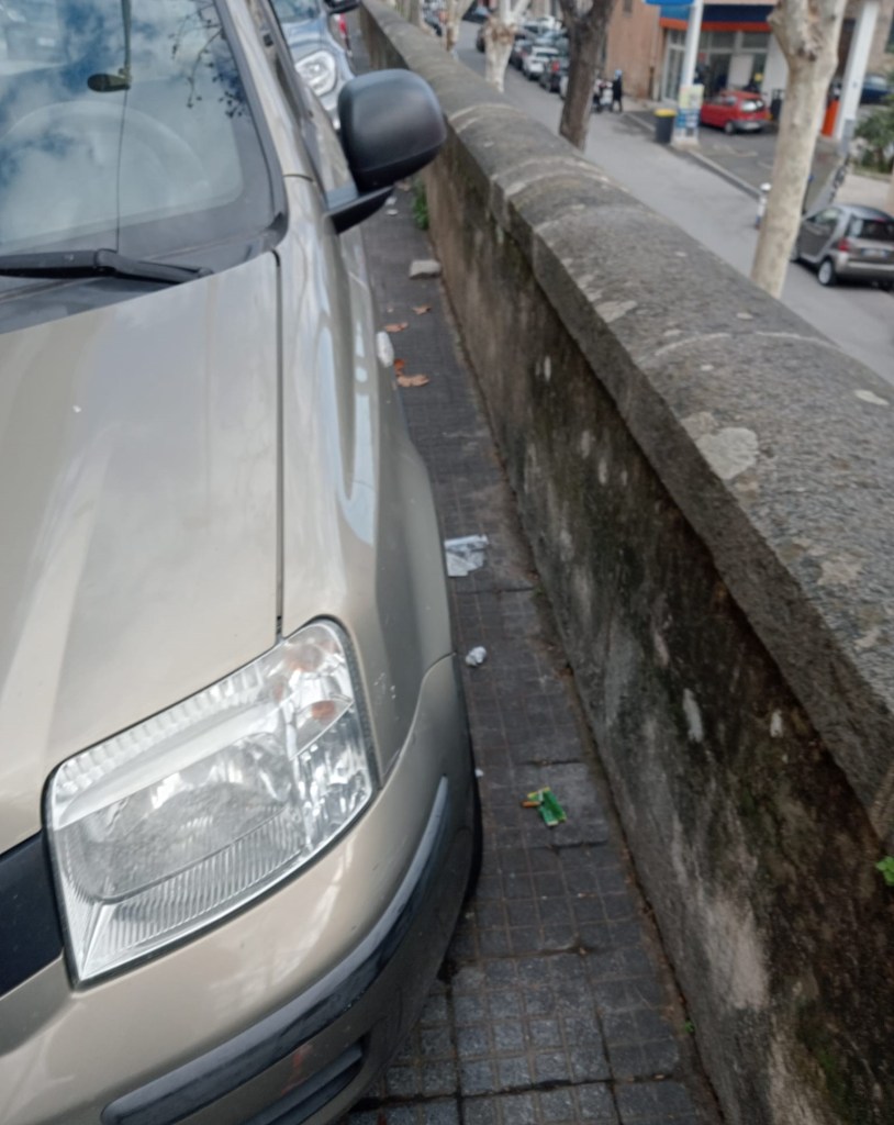 Auto su marciapiede via Elenuccia