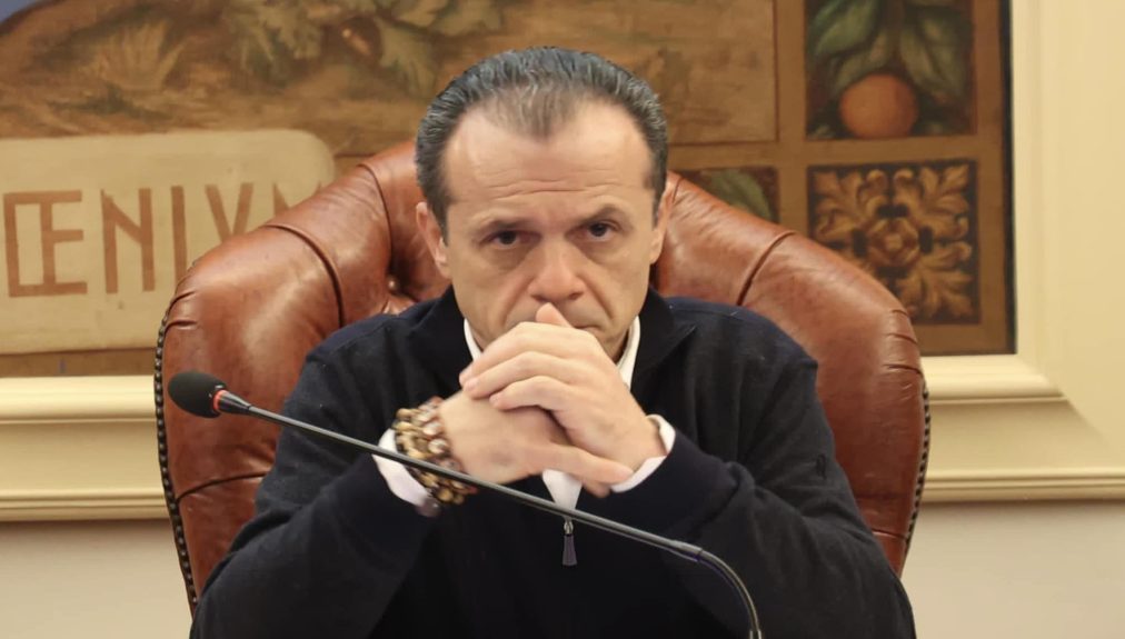 Cateno De Luca, dalla sua pagina Fb