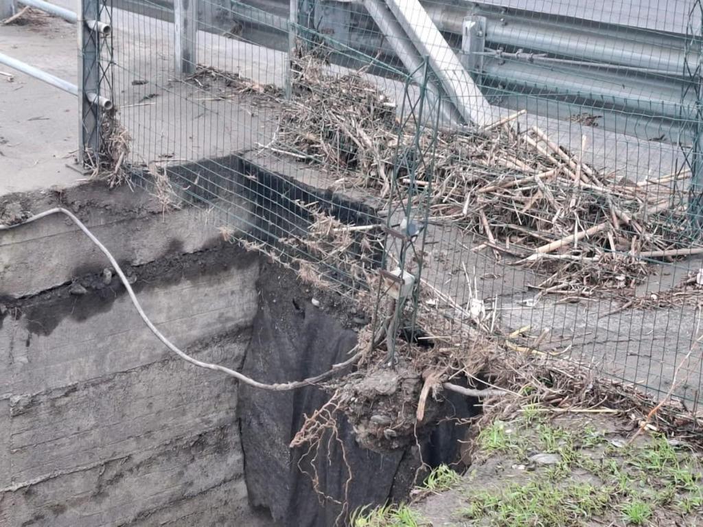 Nella bretella Nizza-Alì Terme cede la passerella pedonale