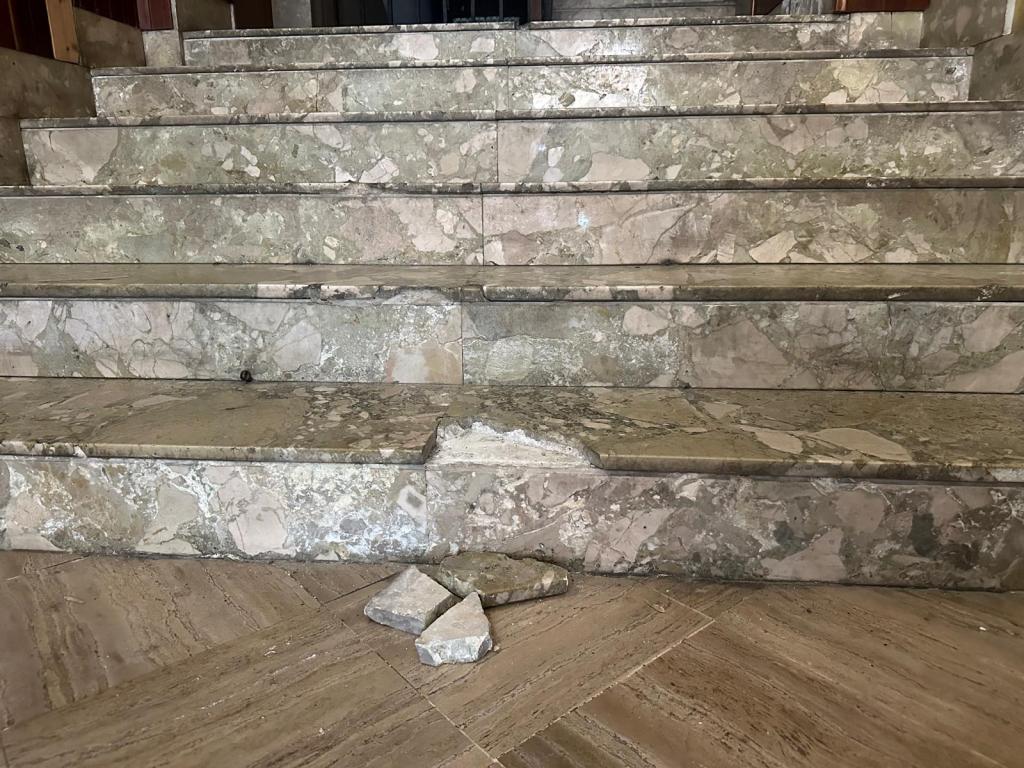 Scalino rotto, ascensore guasto al quinto piano