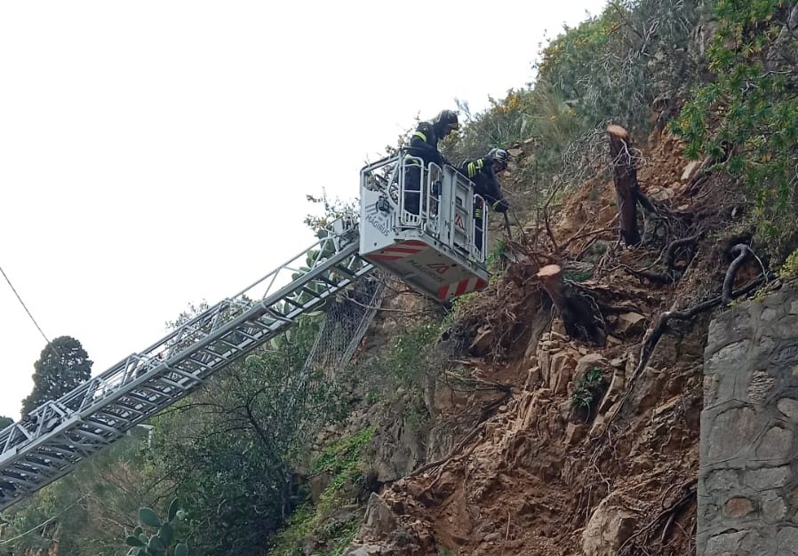 Bloccata la strada d'accesso ad Acqualadrone