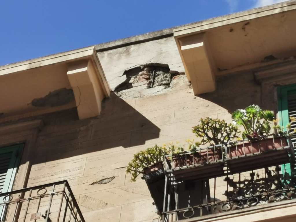 crollo muro facciata via nino bixio