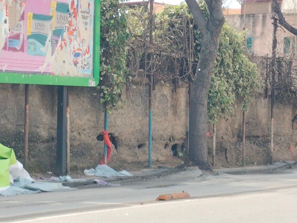 Il muro perimetrale del campo di atletica Santamaria