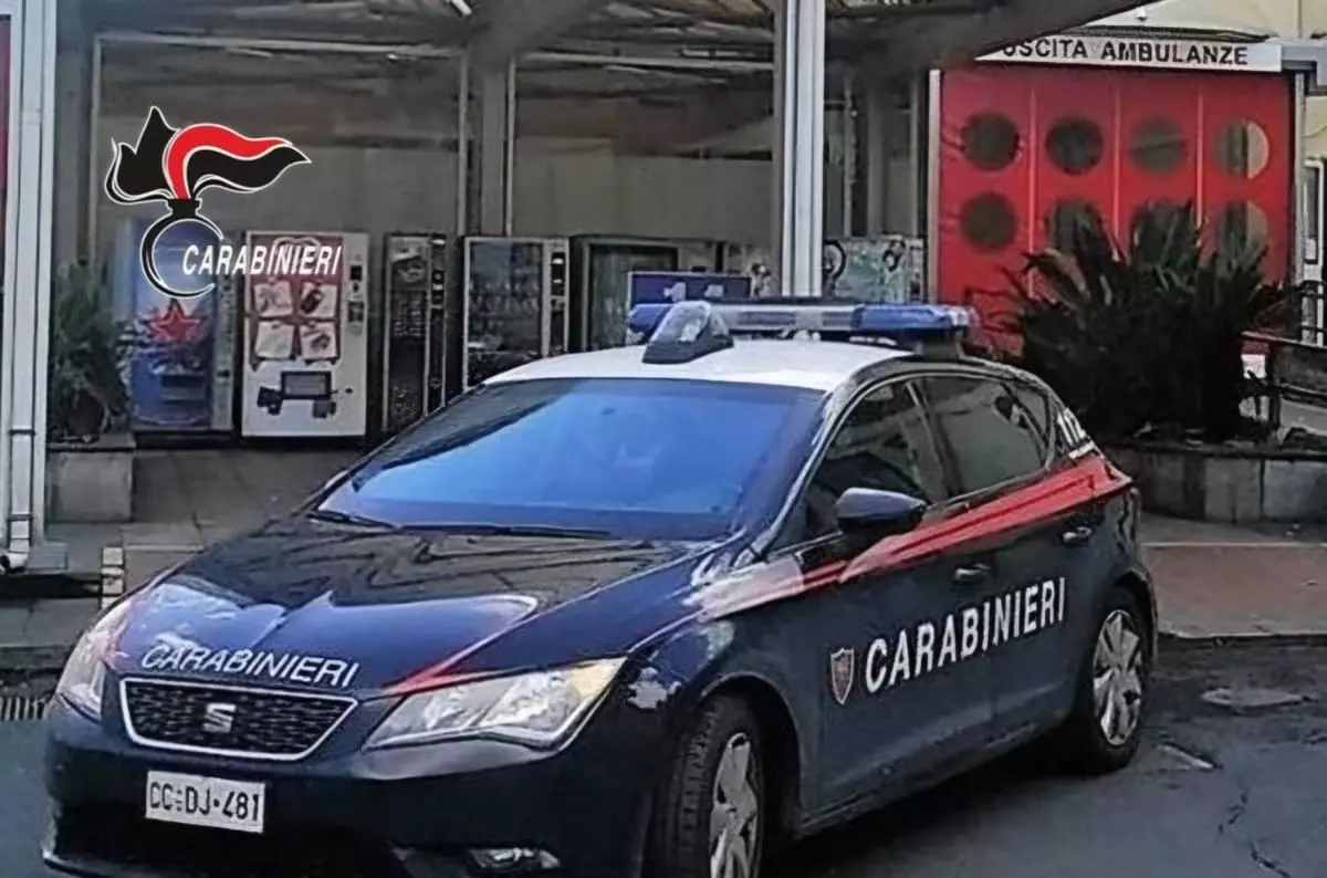 In bilico su una finestra, 62enne salvato dai carabinieri