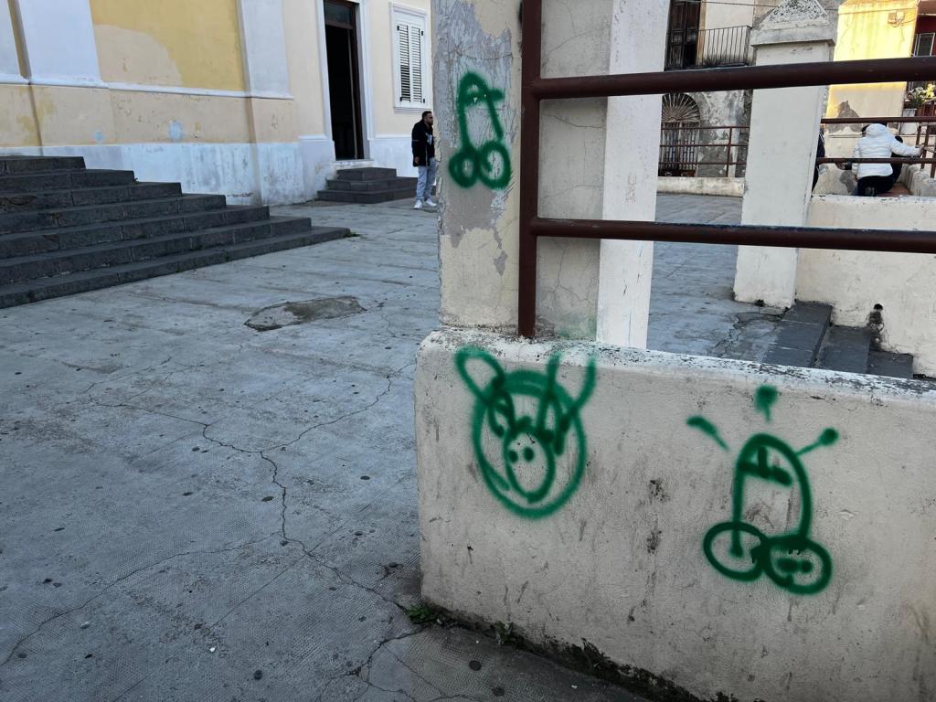 I disegni osceni. Ragazzini puliscono a S Lucia sopra Contesse