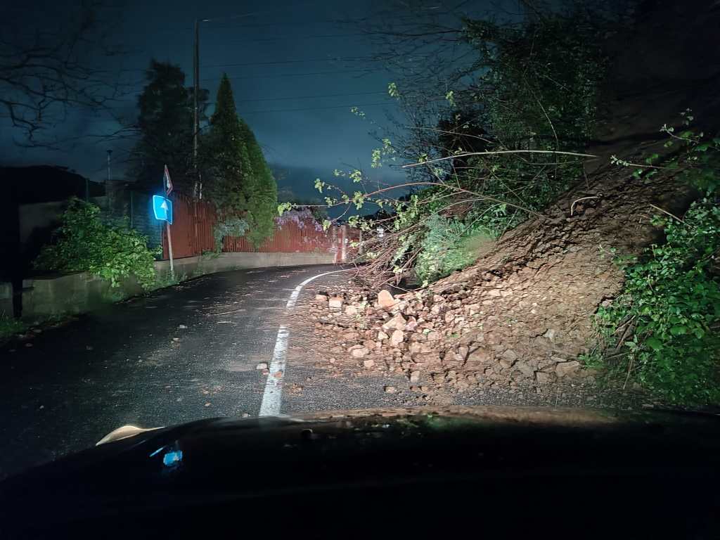frane strada provinciale 50 , da Reginella a Castanea , salendo da San Michele