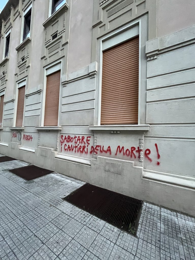 no ponte muro imbrattato in evidenza