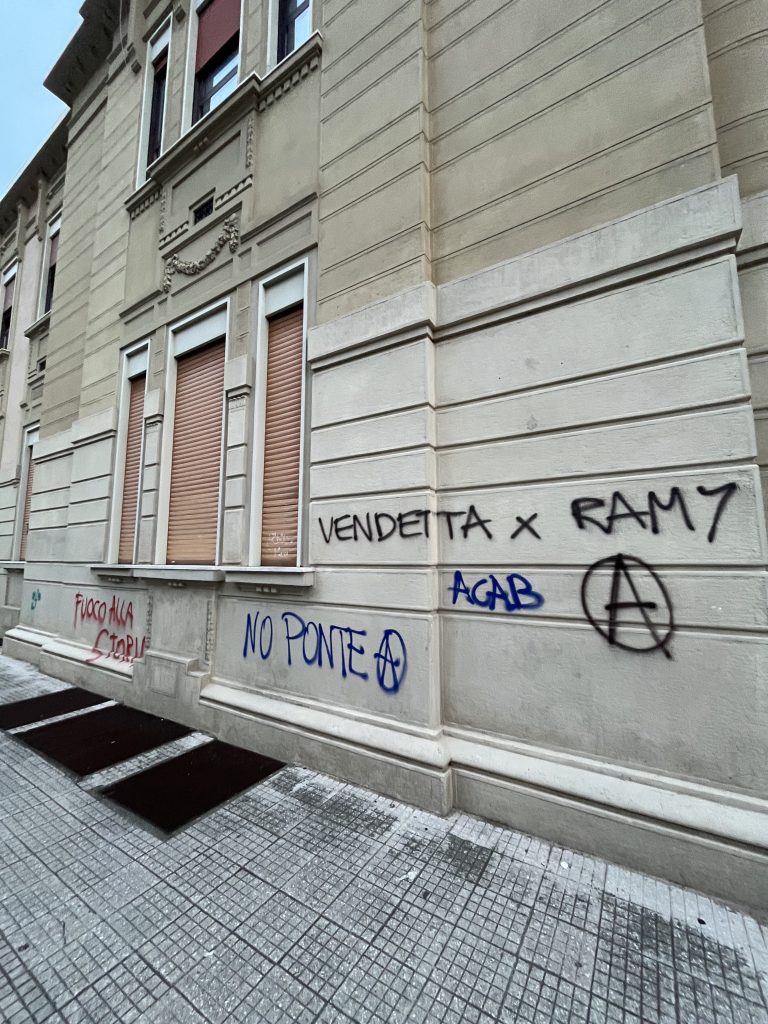 no ponte muro imbrattato in evidenza