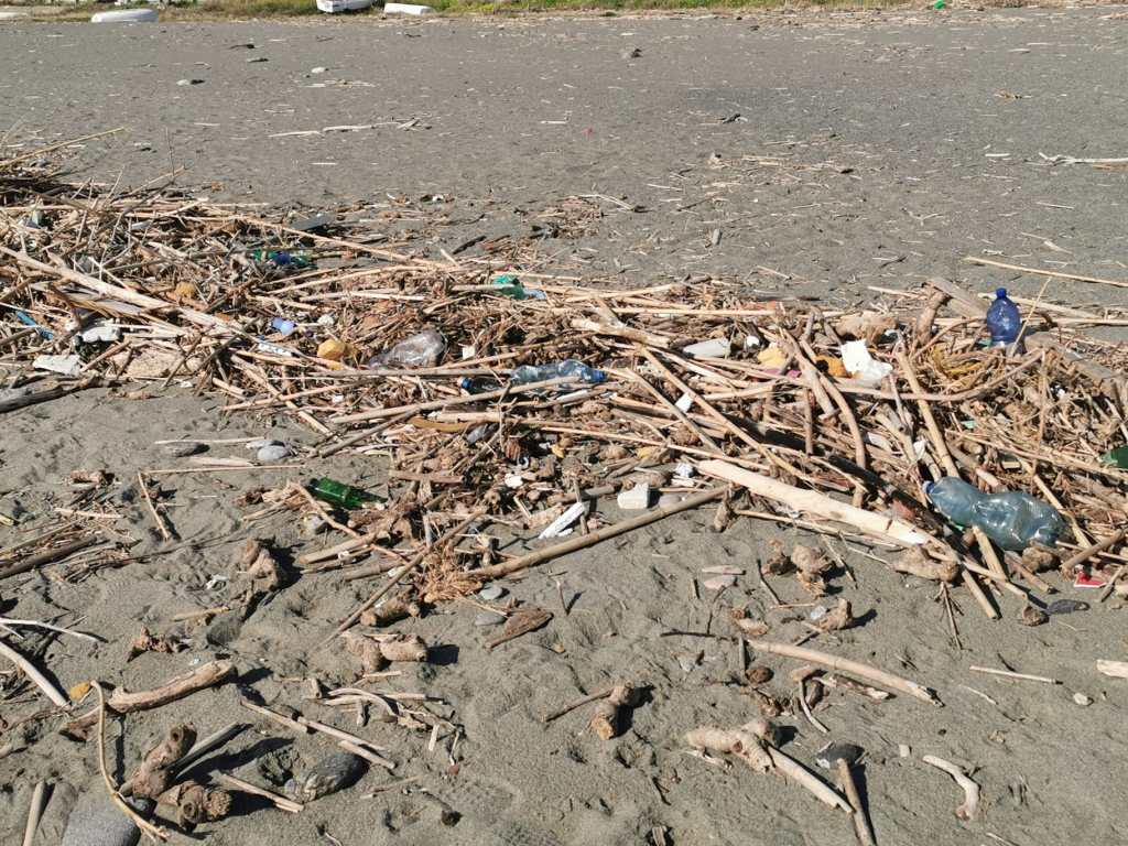 rifiuti spiaggia santa margherita
