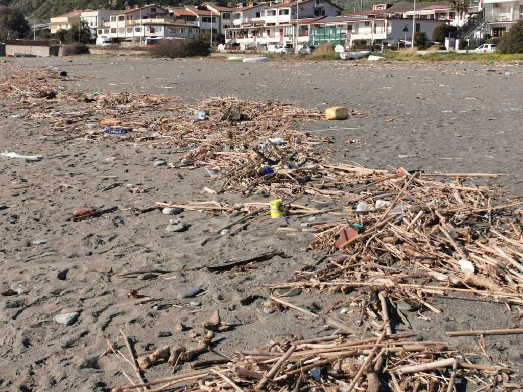 rifiuti spiaggia santa margherita