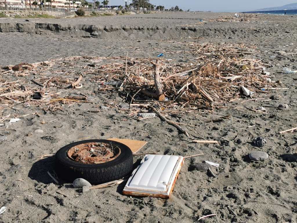rifiuti spiaggia santa margherita