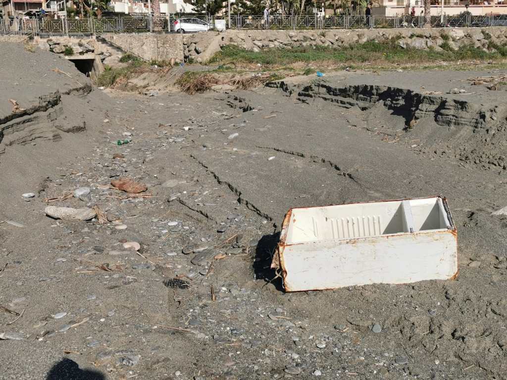 rifiuti spiaggia santa margherita