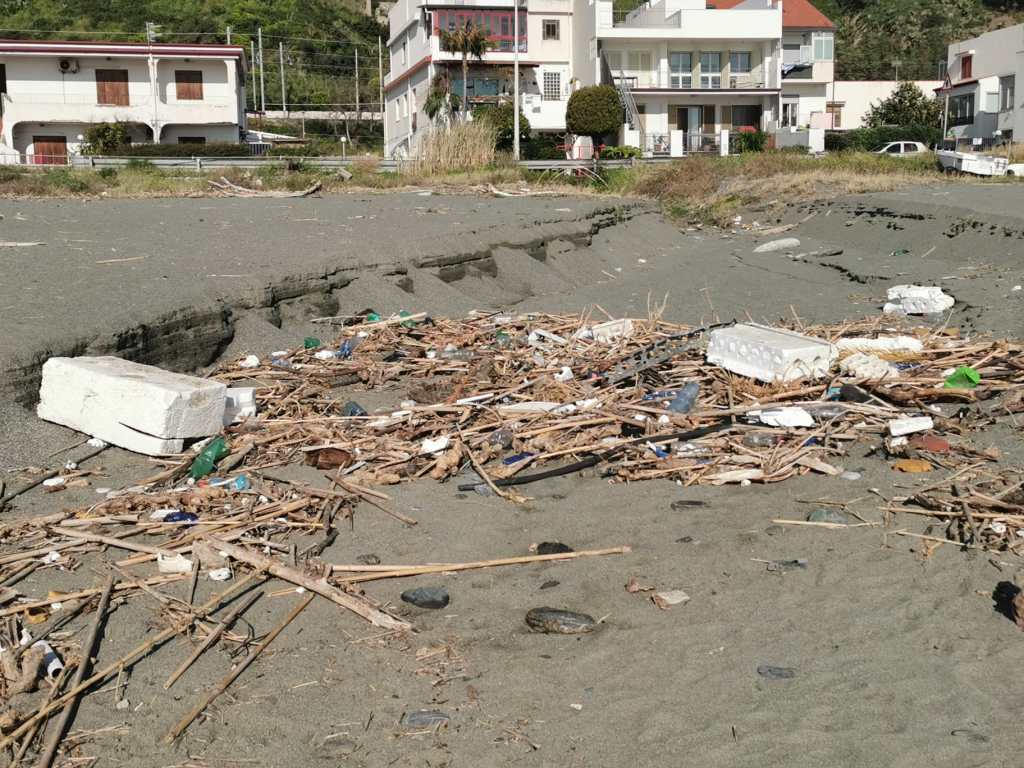 rifiuti spiaggia santa margherita