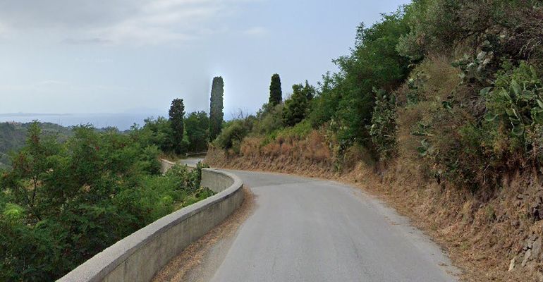 strada provinciale 52 di Calvaruso, nel comune di villafranca tirrena