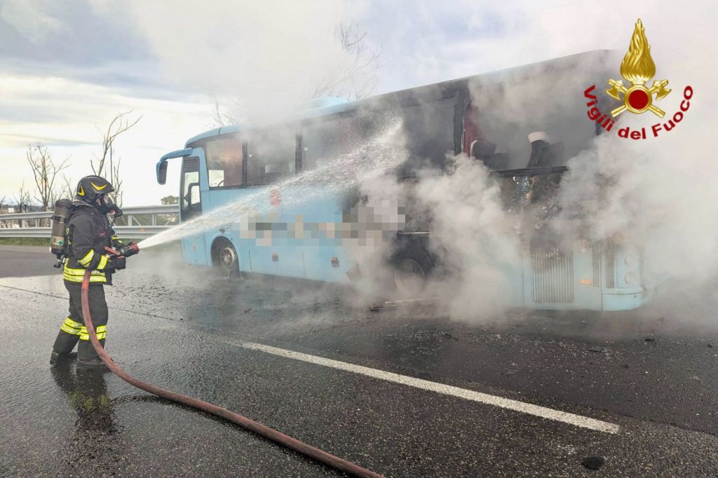 Autobus in fiamme foto Vdf