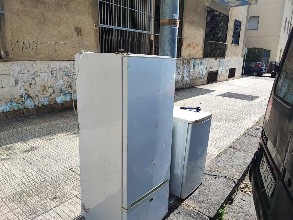 Due frigoriferi abbandonati a Gravitelli