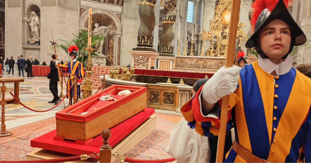 L'omelia del cardinale Re: "Un Papa attento al nuovo e che costruiva ponti di solidarietà"