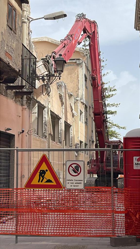 Milazzo demolizione ex mercato coperto ed ex commissariato