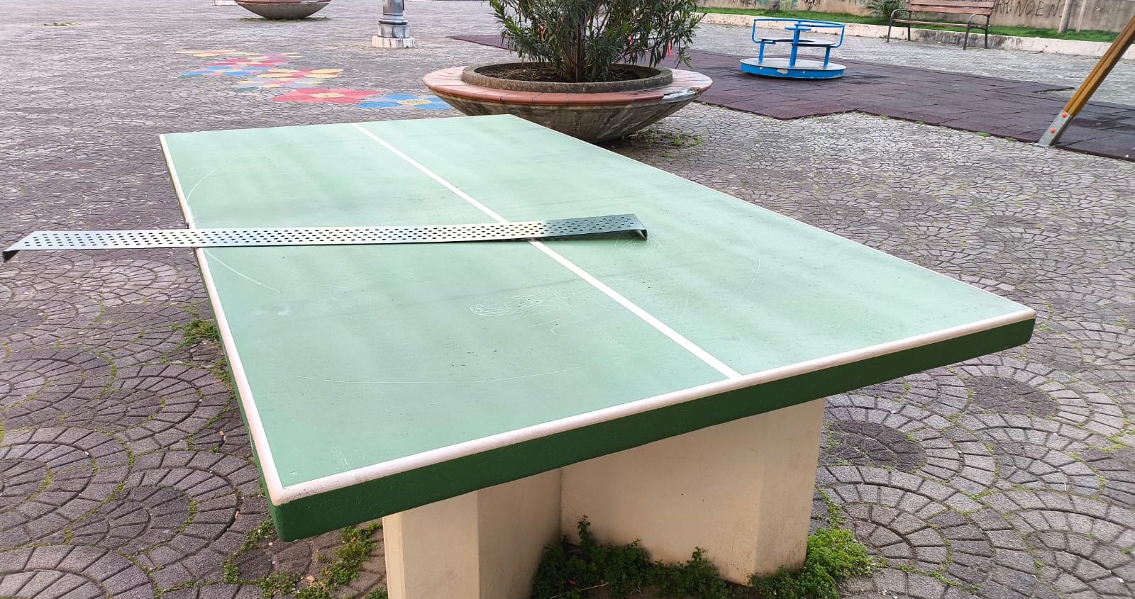 tavolo da ping pong in cemento