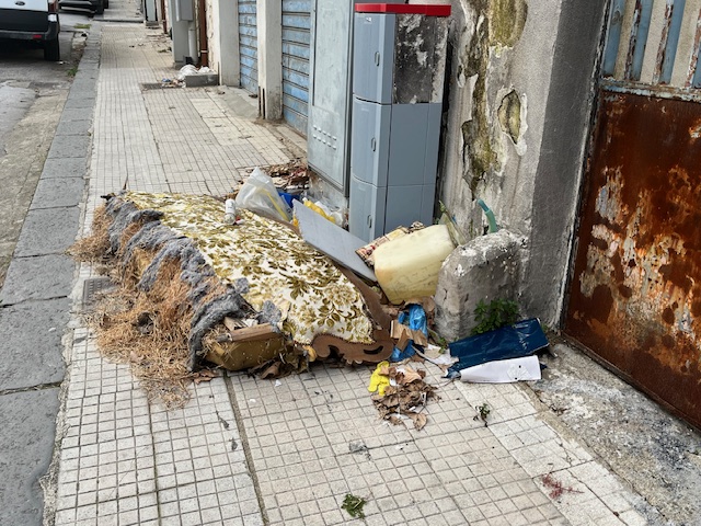 Rifiuti sul marciapiede in via Pietro Castelli