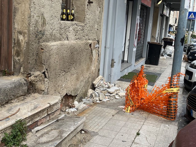 Rifiuti sul marciapiede in via Pietro Castelli