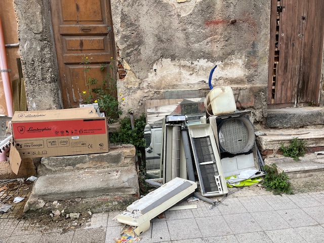 Rifiuti sul marciapiede in via Pietro Castelli