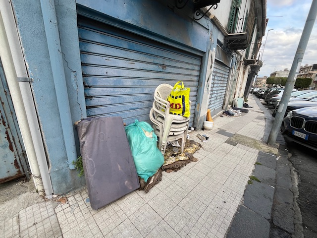 Rifiuti sul marciapiede in via Pietro Castelli