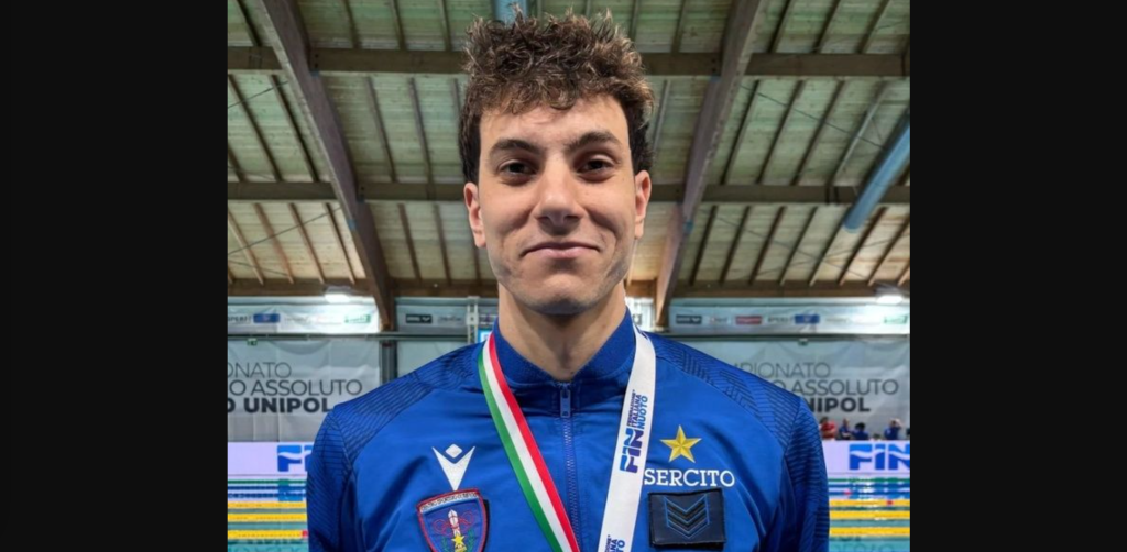 marchello con medaglia al collo