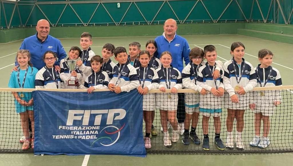 i piccoli tennisti coi maestri