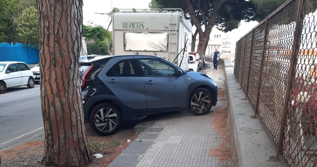 Macchina sul marciapiede