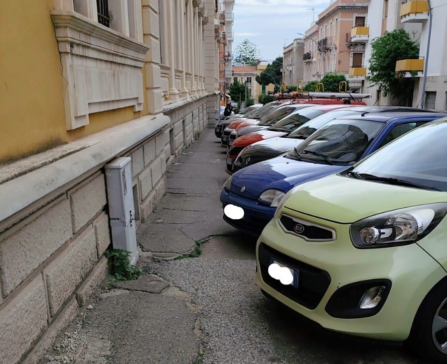 Parcheggio sul marciapiede