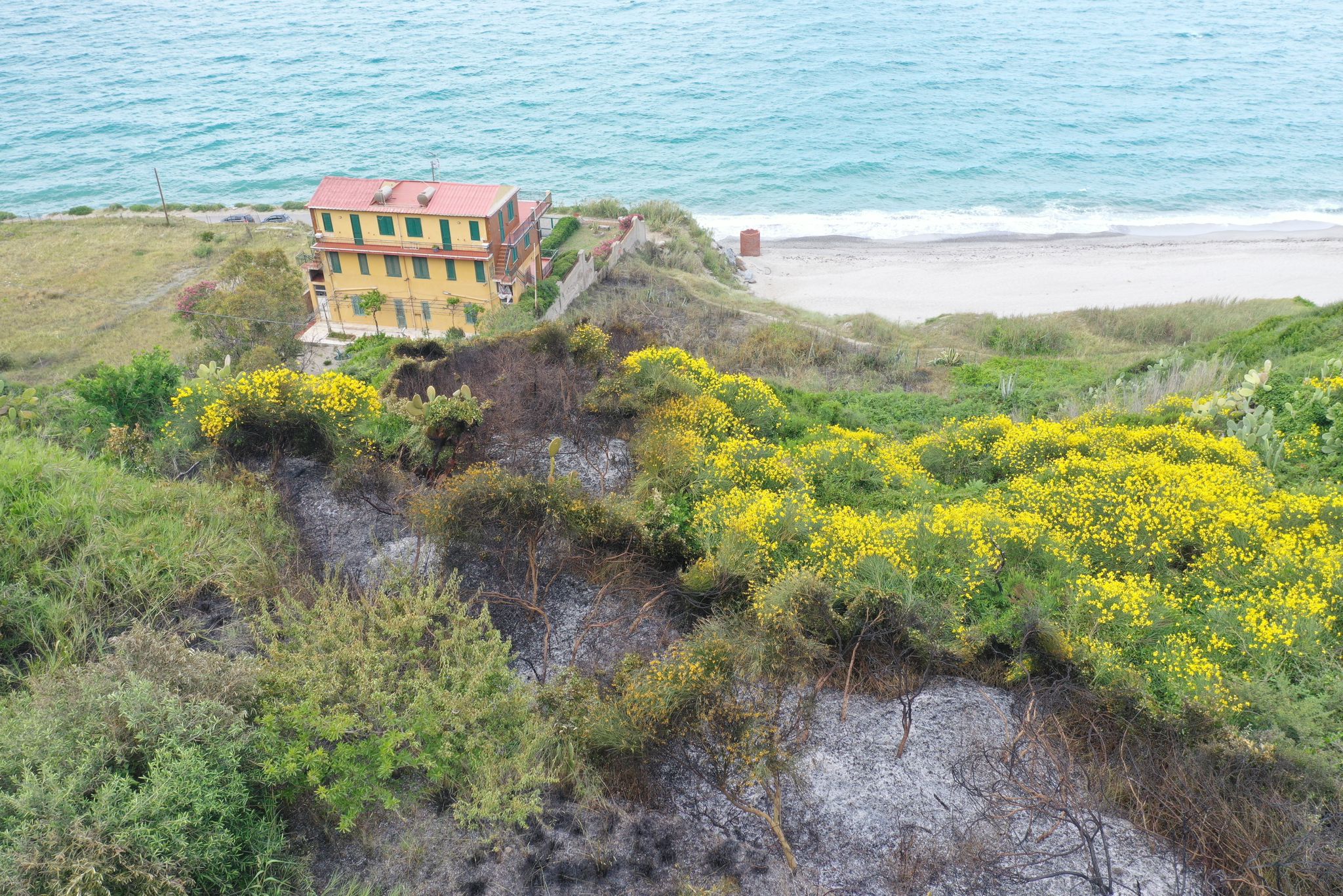 Messina, incendio lambisce abitazioni a San Saba