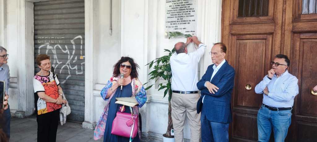 "Qui visse Attilio Salvatore", lapide in piazza Lo Sardo
