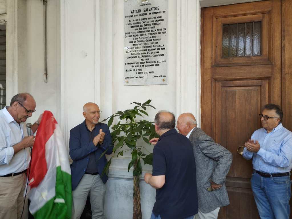"Qui visse Attilio Salvatore", lapide in piazza Lo Sardo