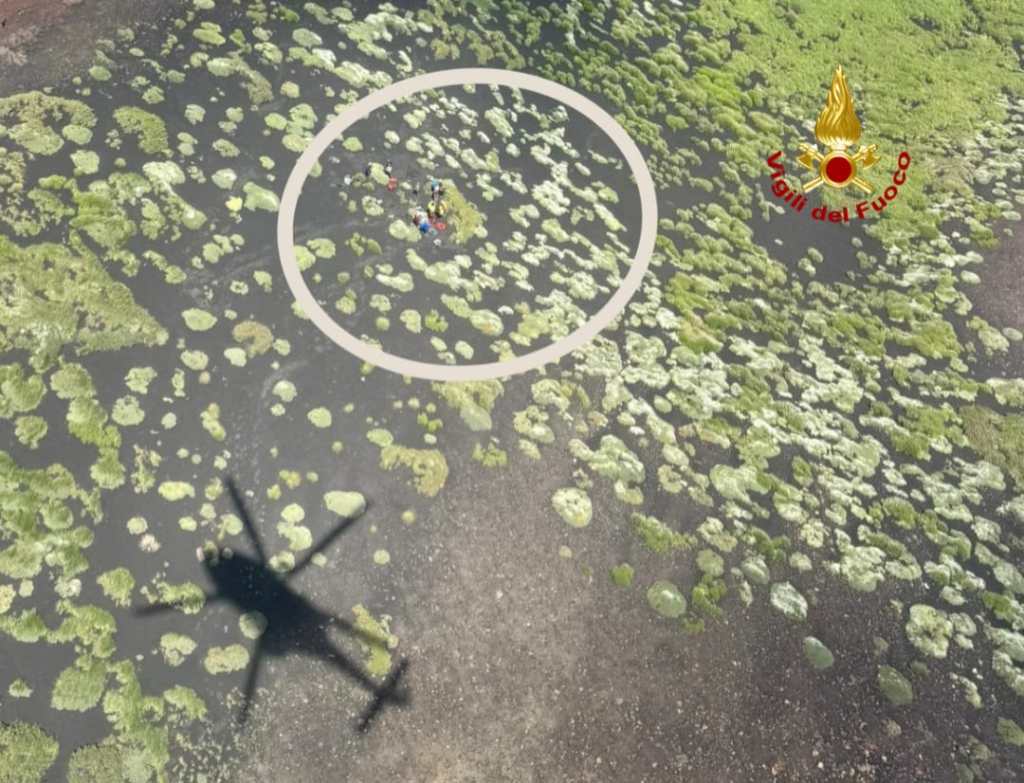 Si fa male sull'Etna e i vigili del fuoco lo soccorrono in elicottero