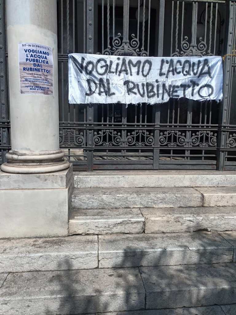 Sit-in per l'acqua pubblica