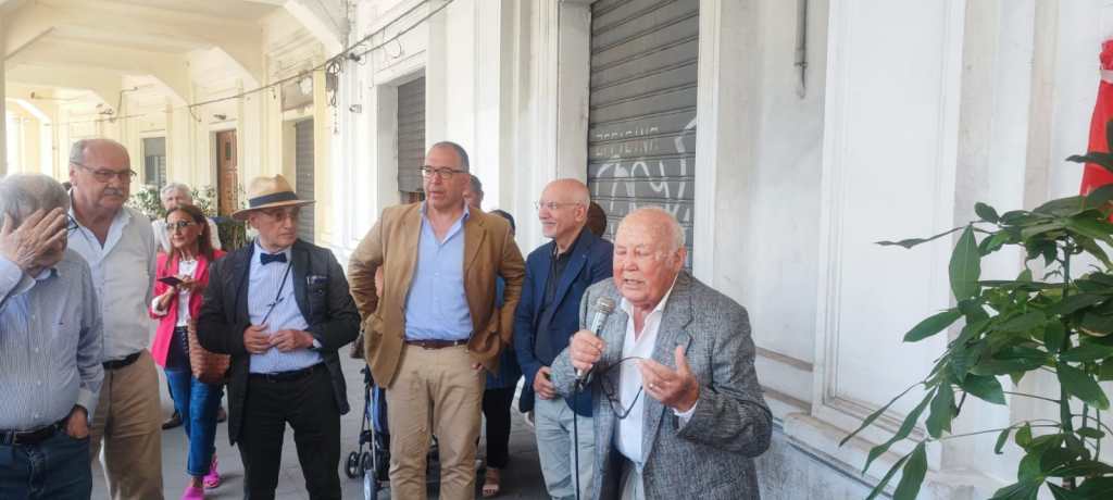 "Qui visse Attilio Salvatore", lapide in piazza Lo Sardo