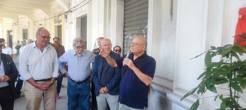 "Qui visse Attilio Salvatore", lapide in piazza Lo Sardo