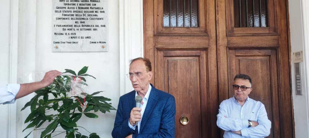 "Qui visse Attilio Salvatore", lapide in piazza Lo Sardo