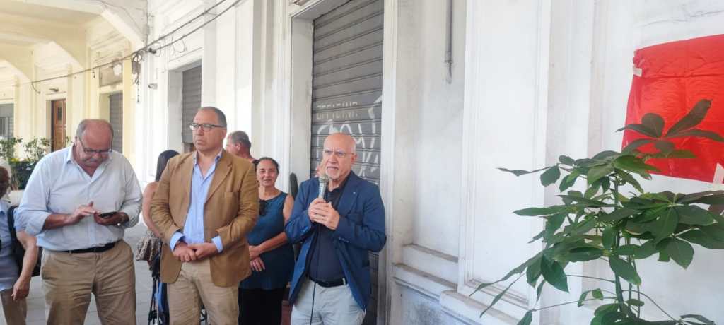 "Qui visse Attilio Salvatore", lapide in piazza Lo Sardo
