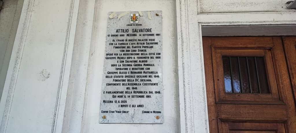 "Qui visse Attilio Salvatore", lapide in piazza Lo Sardo