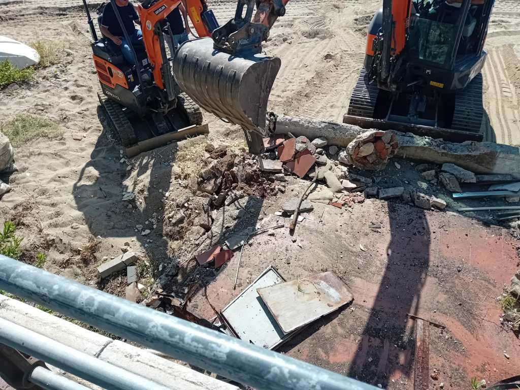 Bonifica spiaggia a Paradiso