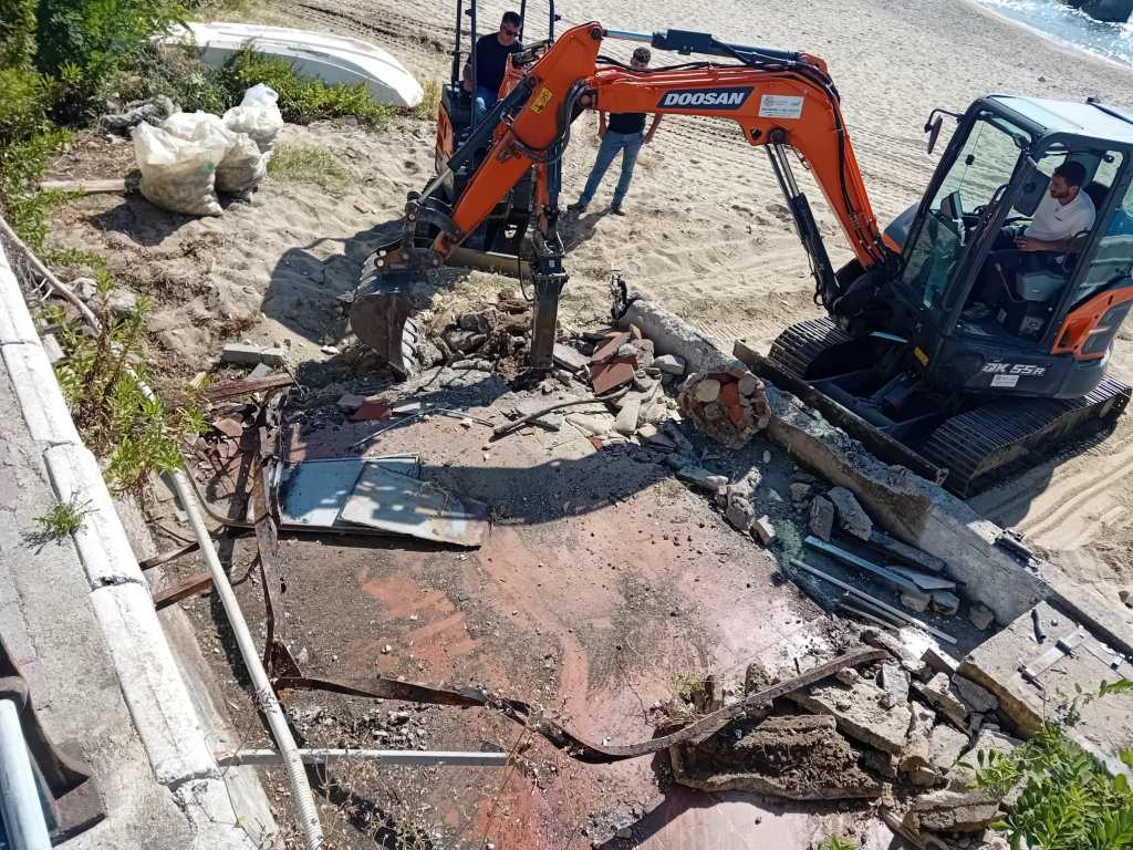 Bonifica spiaggia a Paradiso