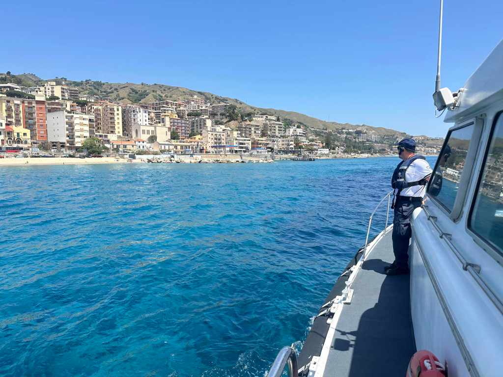 motovedetta guardia costiera foto