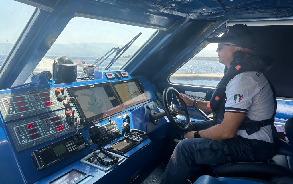 motovedetta guardia costiera foto