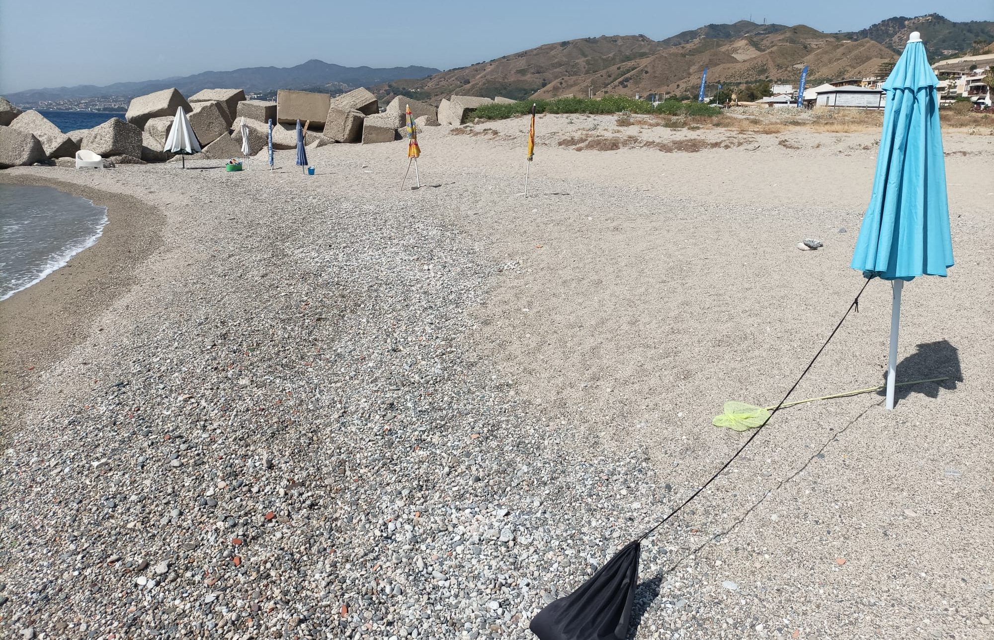 Ombrelloni occupano spiaggia